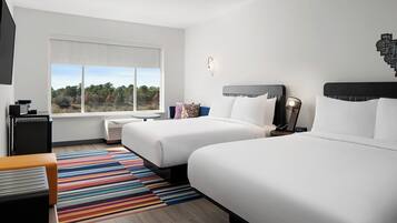 Een bureau, een laptopwerkplek, een strijkplank/strijkijzer, gratis wifi