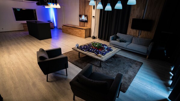 Televisio, videopelejä, musiikkikirjasto, videokirjasto