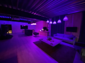 TV, videogiochi, biblioteca musicale, videoteca