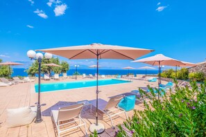 Outdoor pool - Luxury villa residence (Πεταλιδι)