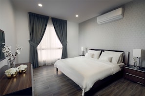 4 habitaciones, tabla de planchar con plancha y ropa de cama