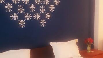 Habitación Deluxe | Área de sala de estar | Televisión de pantalla plana