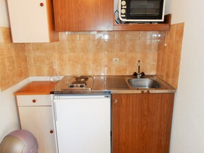 Fridge, microwave, oven, coffee/tea maker