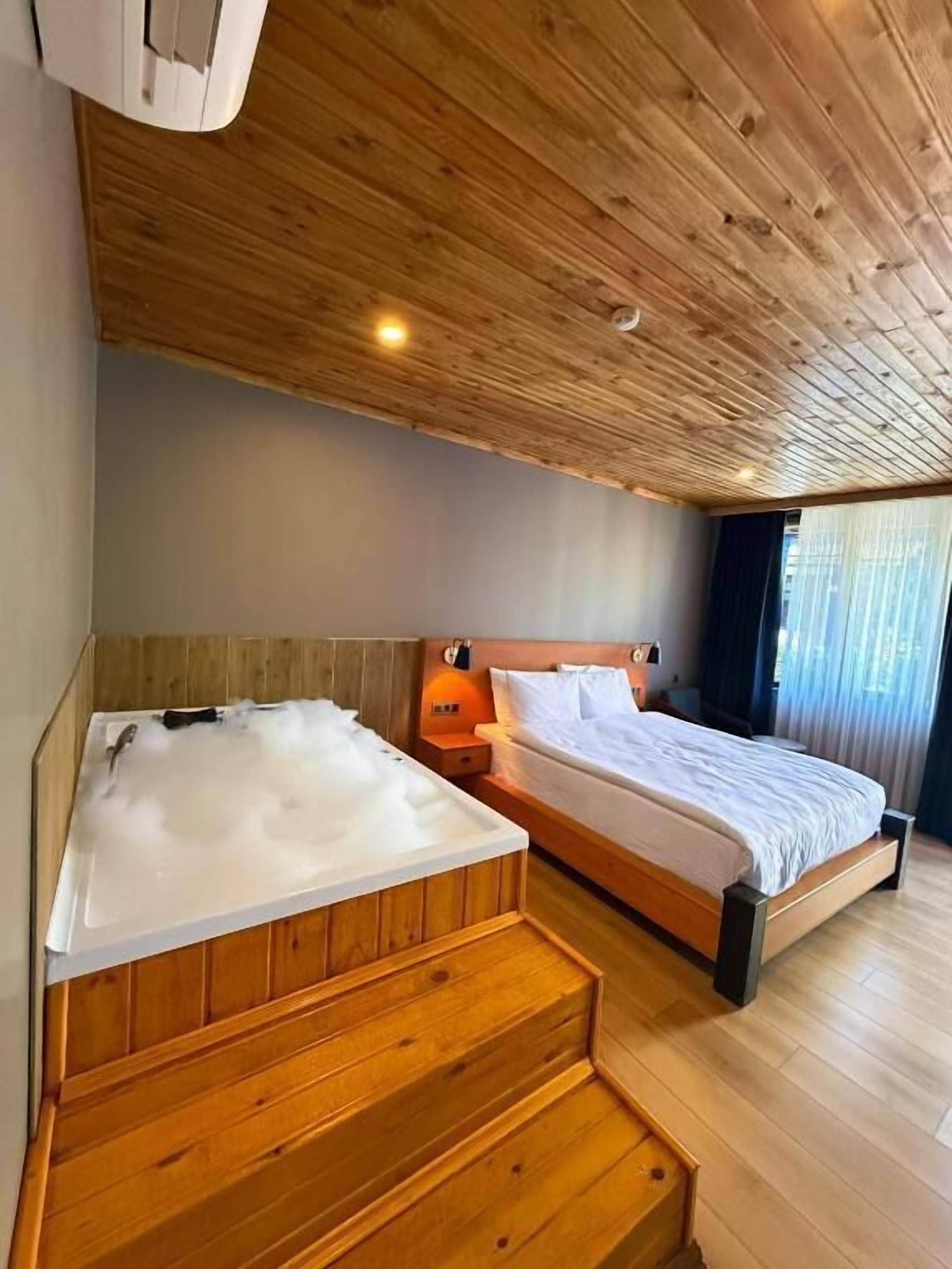Luksusrom (luxury room with jetted tube) | Sengetøy av topp kvalitet, minibar, safe på rommet og skrivebord