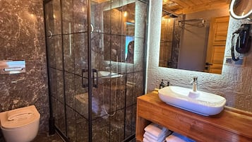 Rom – junior (Junior suite with jetted tube) | Bad | Dusj, dusjhode med hydromassaje, toalettartikler (inkludert) og hårføner