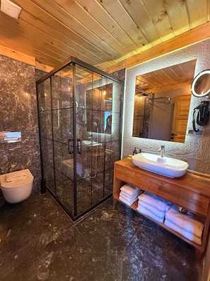 Rom – junior (Junior suite with jetted tube) | Bad | Dusj, dusjhode med hydromassaje, toalettartikler (inkludert) og hårføner