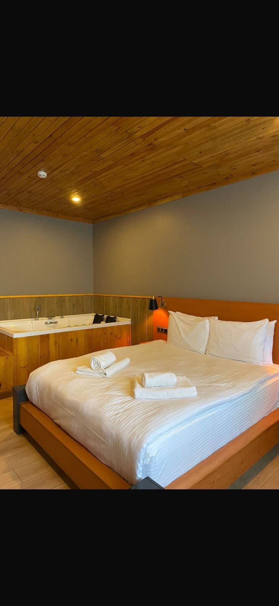 奢华客房 (luxury room with jetted tube) | 防过敏的被褥、迷你吧、熨斗/熨衣板、免费 WiFi