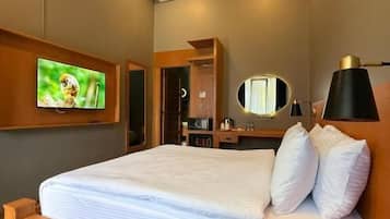 Deluxe kamer | Luxe beddengoed, een minibar, een kluis op de kamer, een bureau