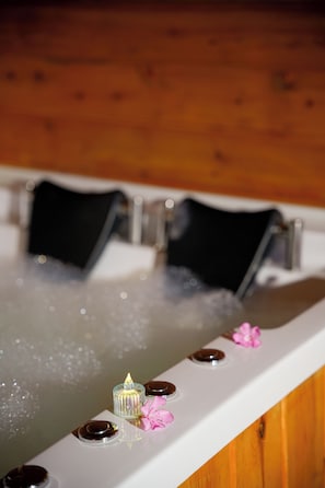 Rom – junior (Junior suite with jetted tube) | Bad | Dusj, dusjhode med hydromassaje, toalettartikler (inkludert) og hårføner