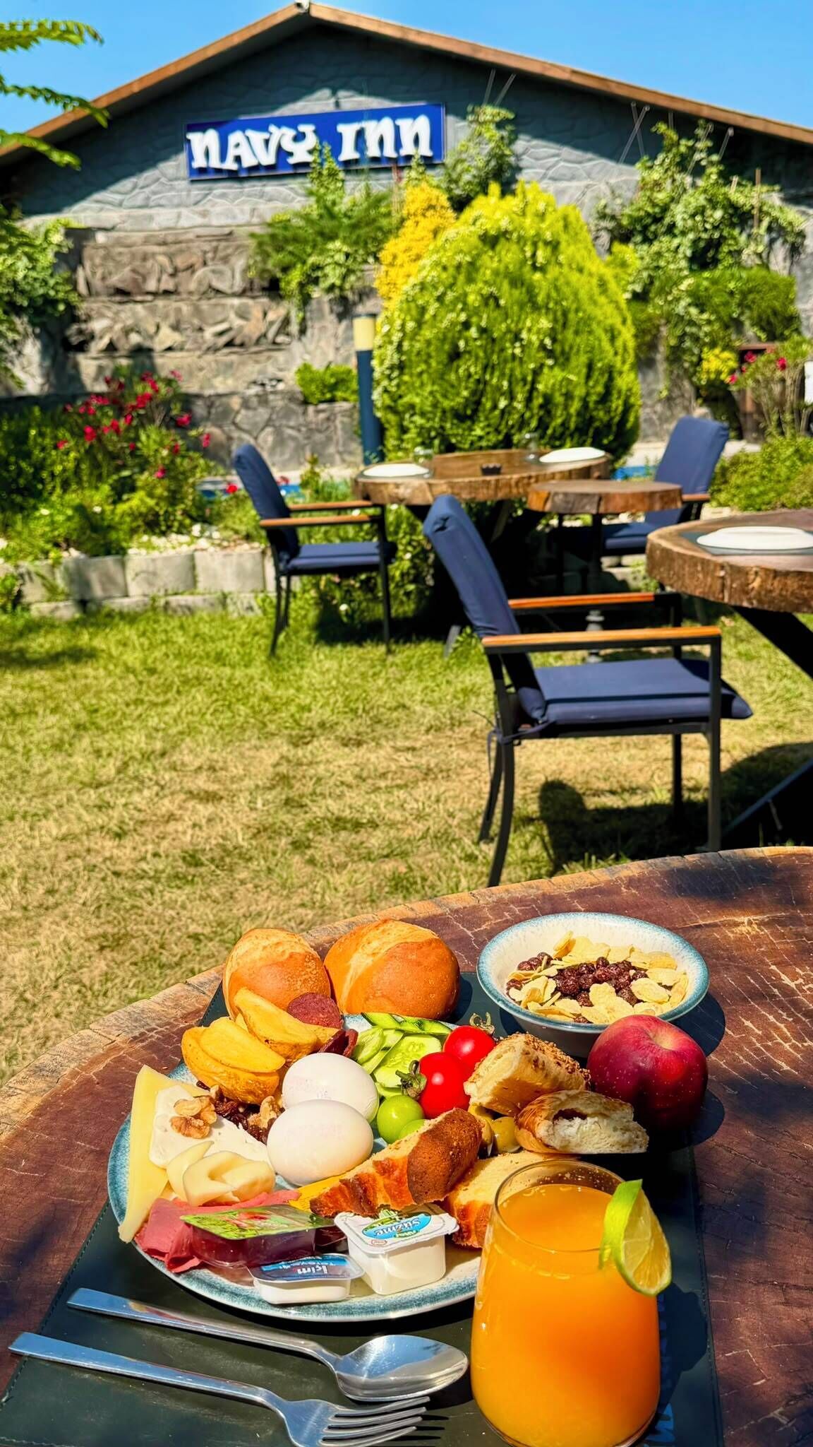 Free daily buffet breakfast