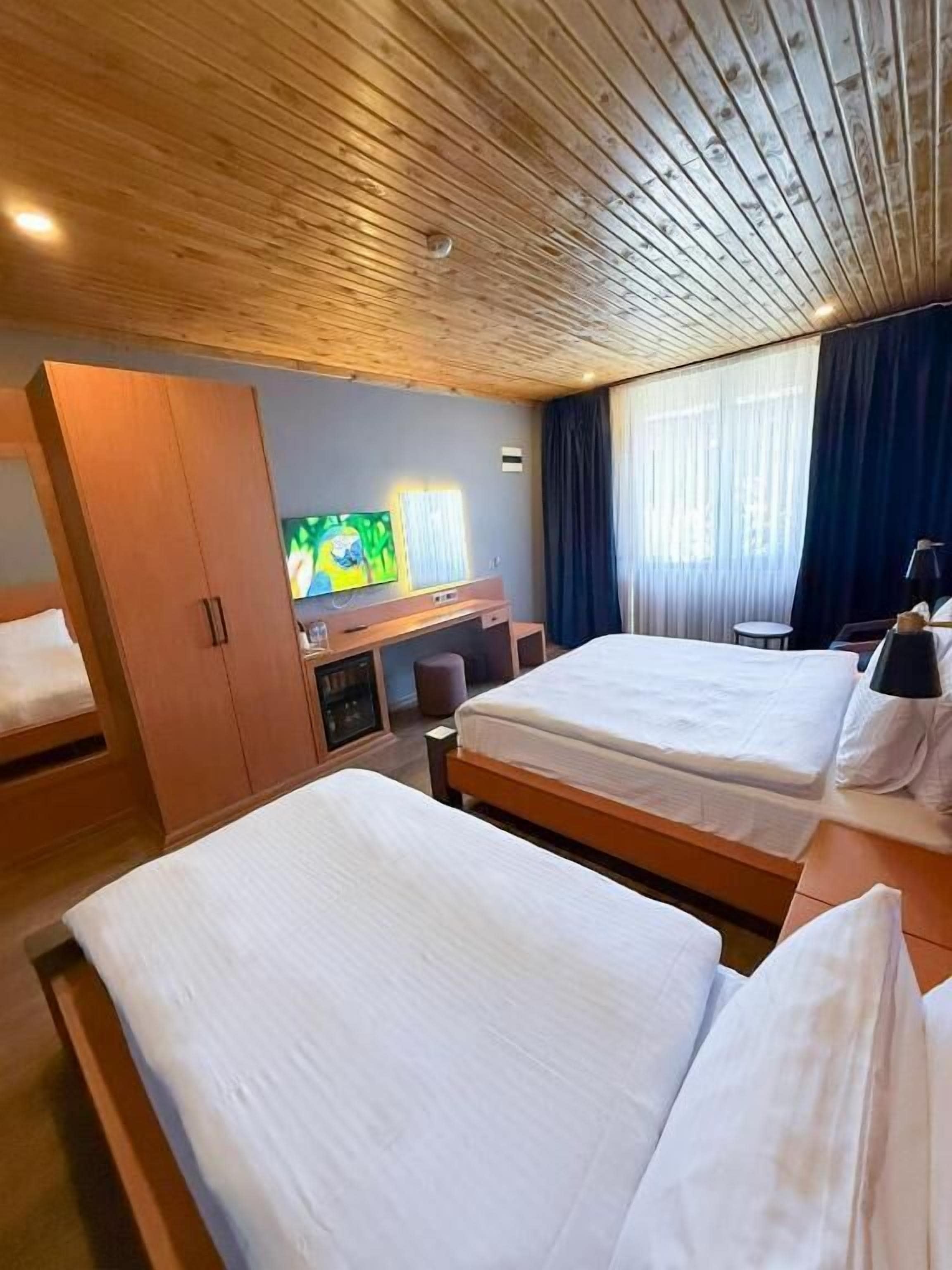 Tremannsrom (deluxe triple room) | Sengetøy av topp kvalitet, minibar, safe på rommet og skrivebord