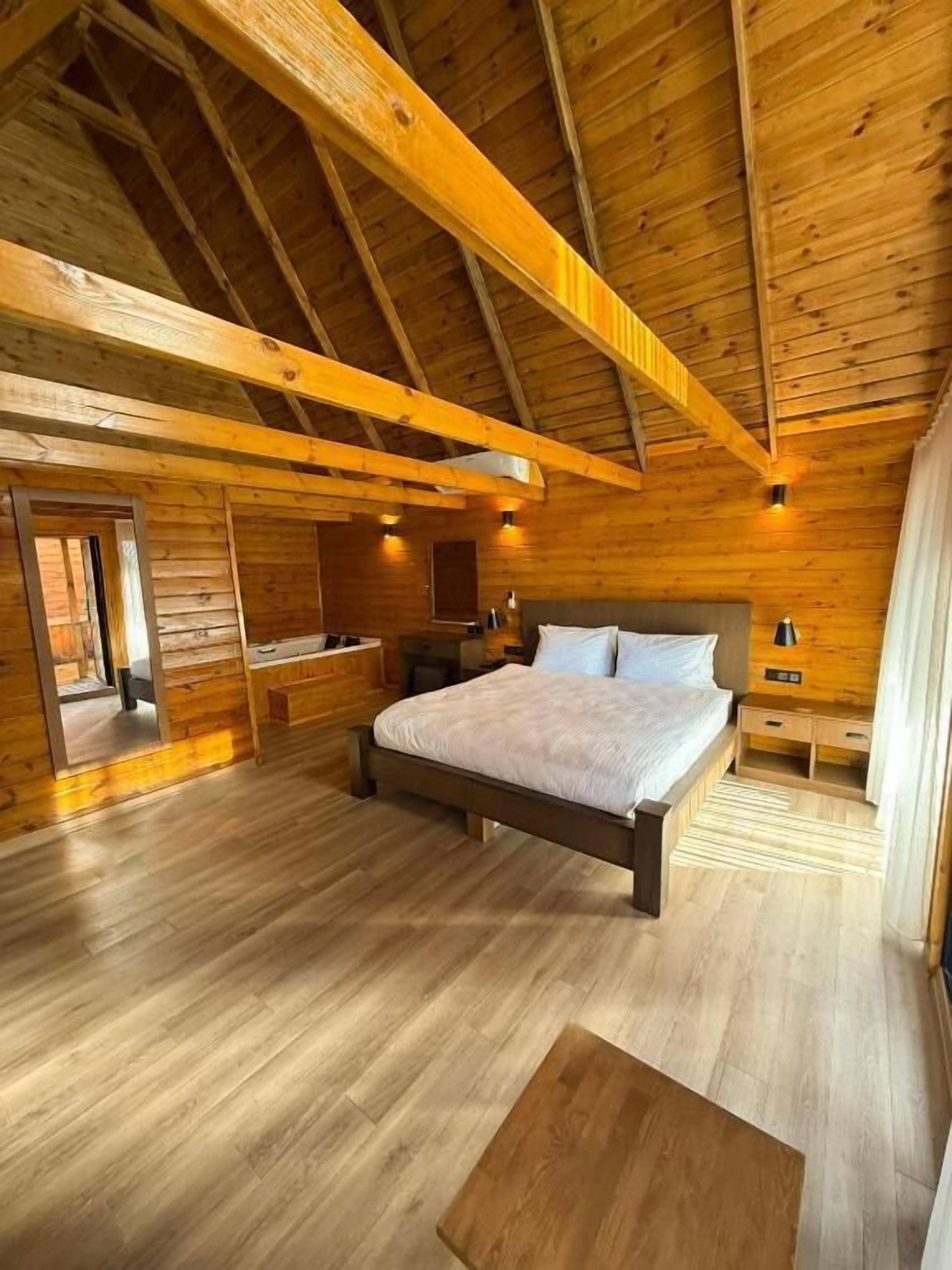 Junior kamer (Junior suite with jetted tube) | Luxe beddengoed, een minibar, een kluis op de kamer, een bureau