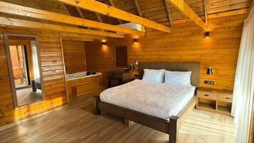 Junior kamer (Junior suite with jetted tube) | Luxe beddengoed, een minibar, een kluis op de kamer, een bureau