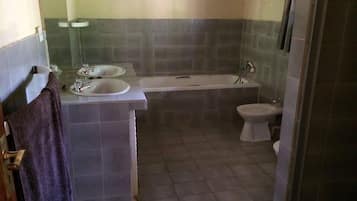 Habitación básica con 1 cama doble o 2 individuales | Baño | Artículos de higiene personal gratuitos, toallas, jabón y champú