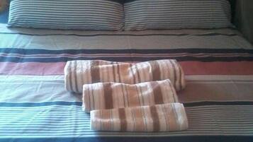 غرفة مزدوجة أو بسريرين منفصلين بتجهيزات أساسية | مكتب ومكواة/لوح كي وواي فاي مجانًا وملاءات أسرّة