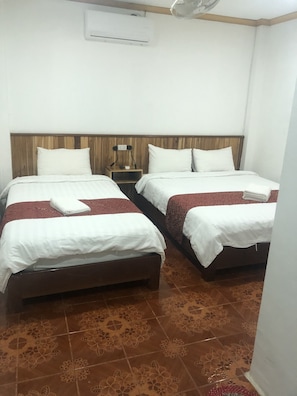 Habitación triple superior | Wifi gratis y ropa de cama 