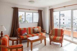 Una televisión, libros