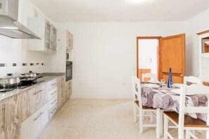 Fridge, microwave, oven, cookware/dishes/utensils - Almirante Building - Apt Navio (Corralejo)