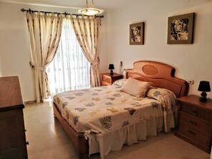 3 bedrooms, iron/ironing board, WiFi, bed sheets