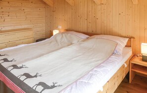 1 bedroom, travel cot, Internet