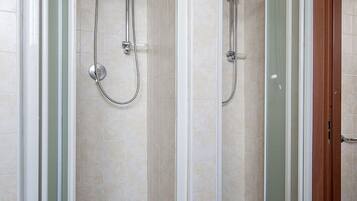 Dortoir Partagé, dortoir mixte (8 Adults) | Douche de la salle de bain