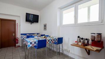 Tägliches Frühstücksbuffet gegen Gebühr