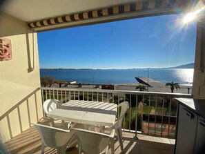 Outdoor dining - Bright 3-star apartment near the thermal baths (Balaruc-les-Bains)
