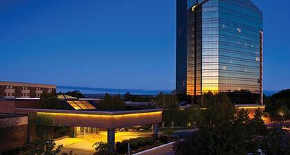 🏖️ Snug Lake View Condo @ The Shores | Beach Views + Deck + Champagne Welcome ➠ 5689