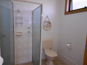 Sèche-cheveux, serviettes fournies, shampoing, papier toilette