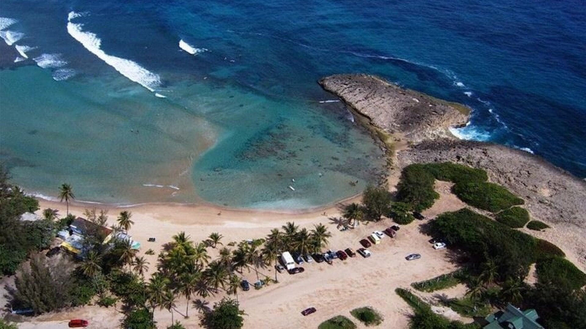 En la playa, camastros y toallas de playa 