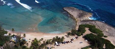 En la playa, camastros y toallas de playa