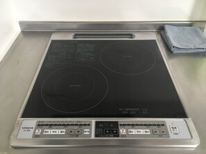 Geladeira, chaleira elétrica, talheres/pratos/utensílios de cozinha