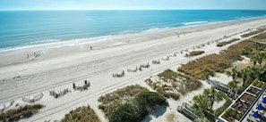 Plage, chaises longues, serviettes de plage