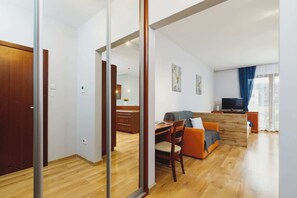 Desk, iron/ironing board, WiFi, bed sheets