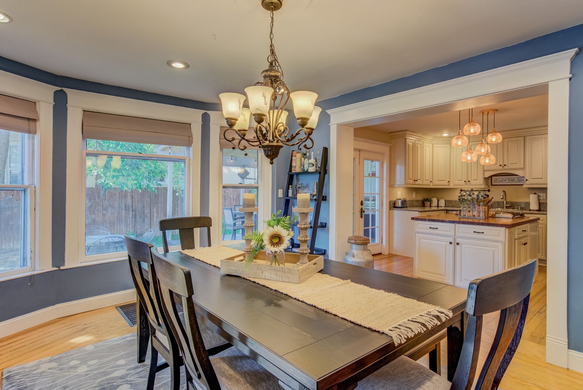 4BD Outdoor Patio w/Grill Near Downtown