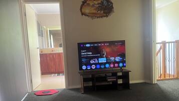 4 bedrooms, desk, iron/ironing board, free WiFi