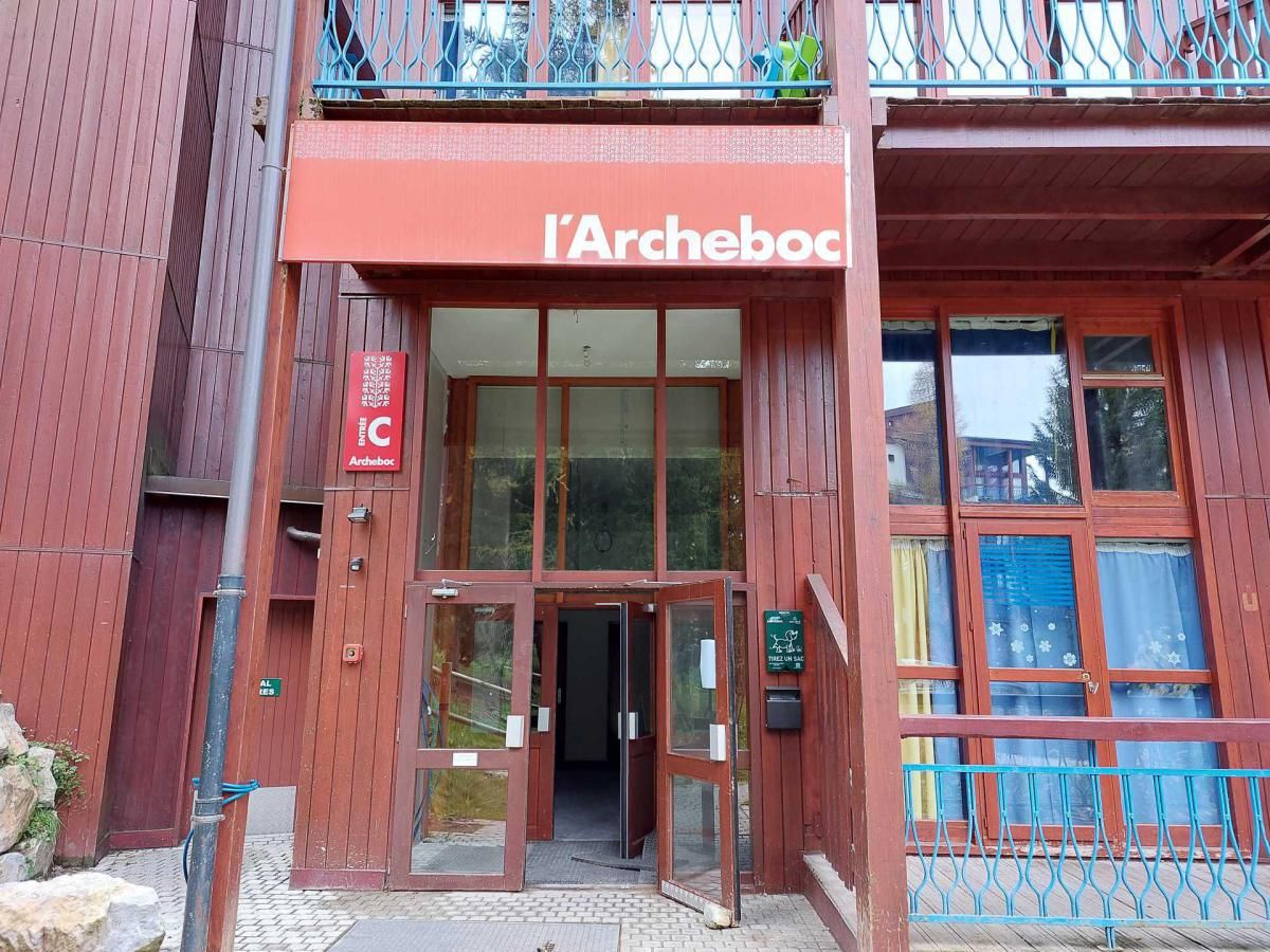 A red building with a sign reading 'l'Archeboc' and a glass entrance.