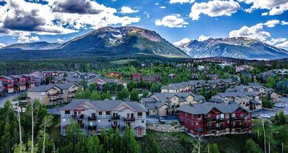 97A Exceptional Views, 4 BR, Central Location by RedAwning