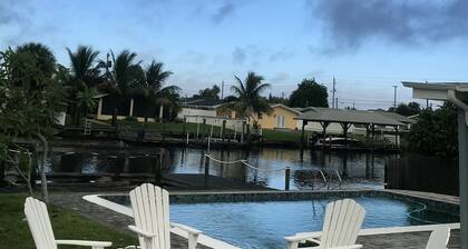 De droom van de schipper. Banana River Beach House w / dock & zwembad. Korte wandeling naar het strand.