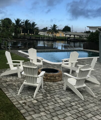 Boater’s dream-Banana river beach house w/dock & pool. Short walk to the beach.