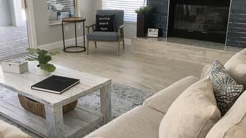 TV connectée, cheminée, jeux vidéo, livres