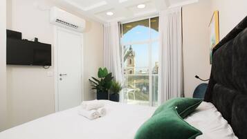 Free cots/infant beds, free WiFi, bed sheets