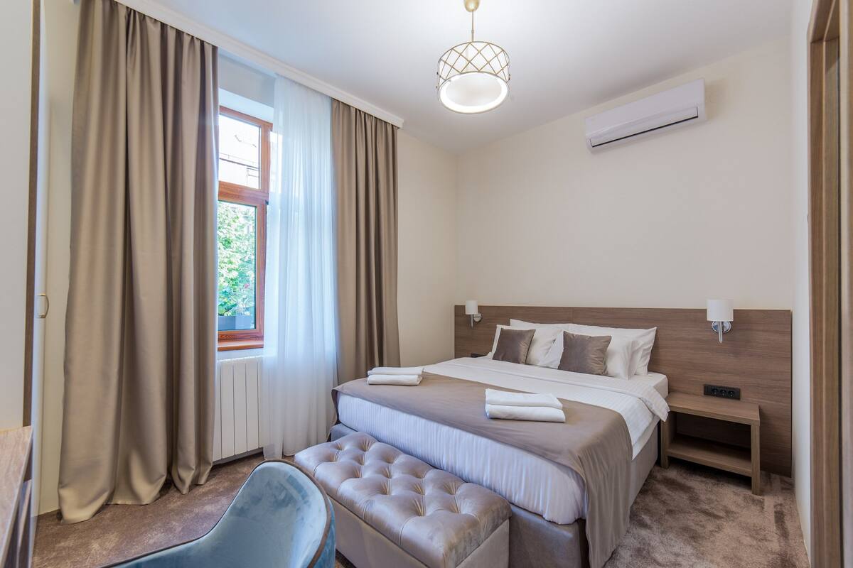 Double Superior Room | Kaliteli yatak takımı, yastık yüzeyli yatak, minibar, güneşlik/perde 