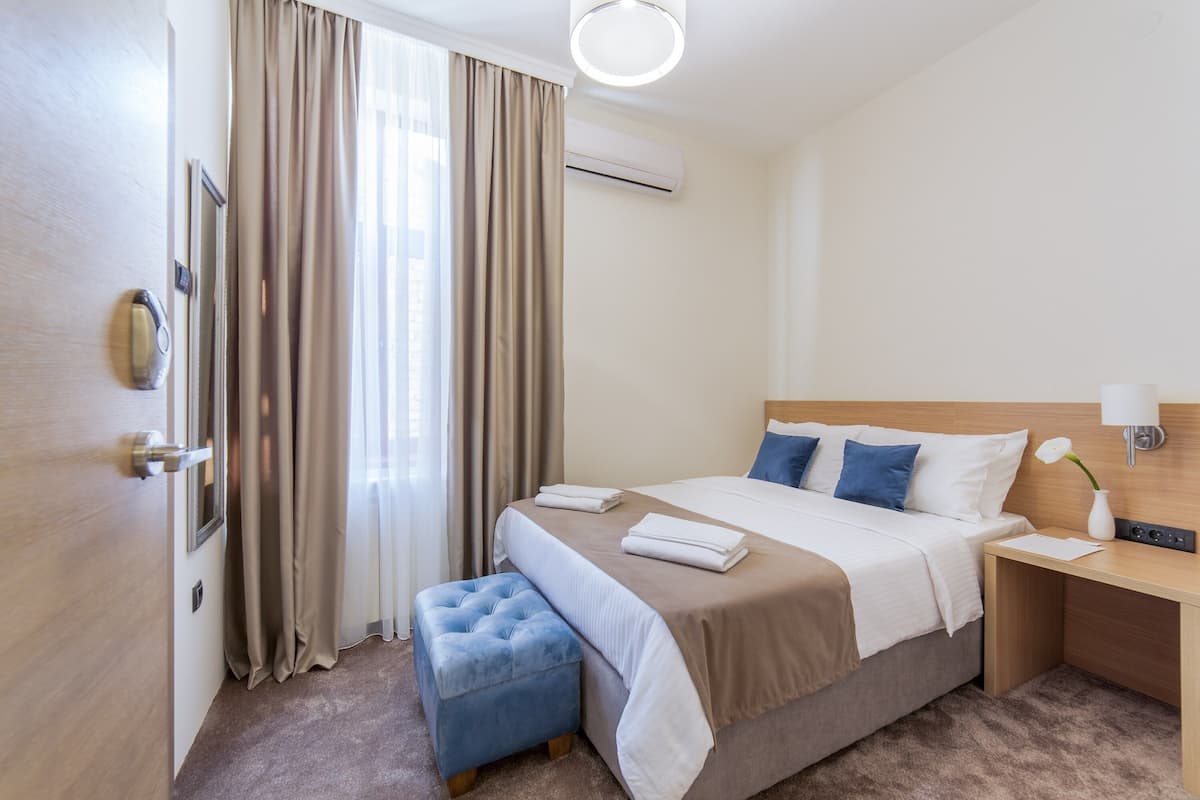 Phòng Economy, 1 giường đôi | Bộ đồ giường cao cấp, nệm có lớp đệm bông, minibar, màn/rèm cản sáng