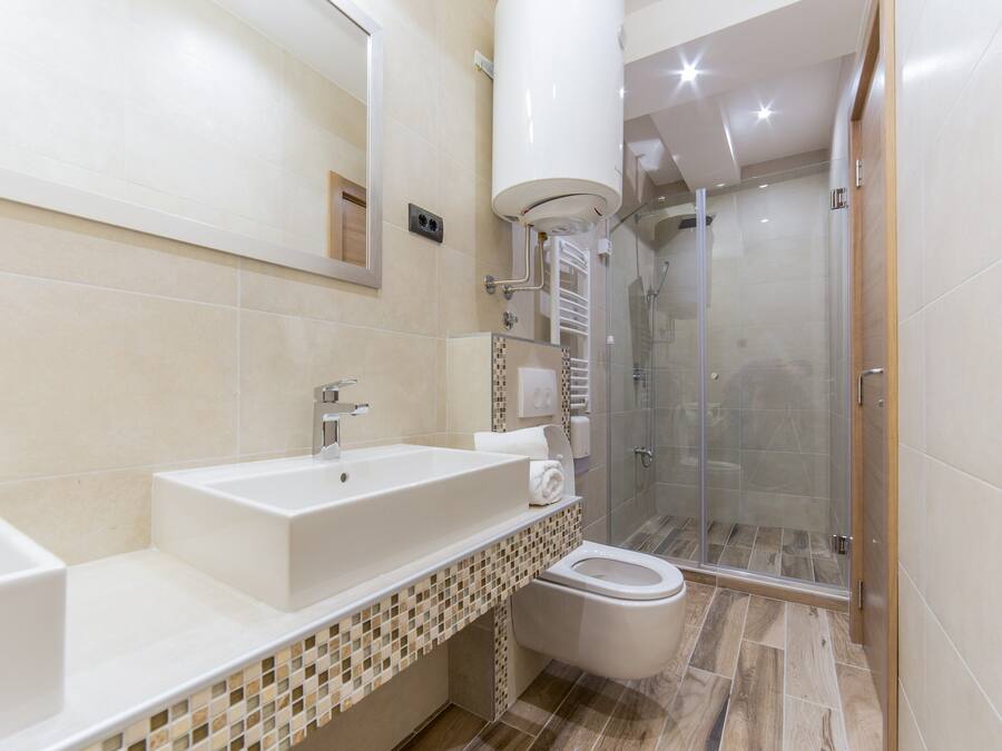 Shower, rainfall showerhead, free toiletries, hair dryer