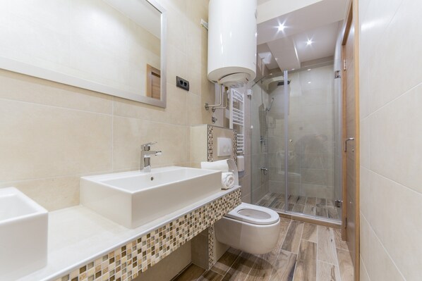 Dusche, Regendusche, kostenlose Toilettenartikel, Haartrockner