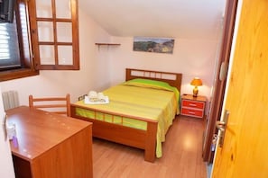 Decoración personalizada, muebles diferentes y ropa de cama 