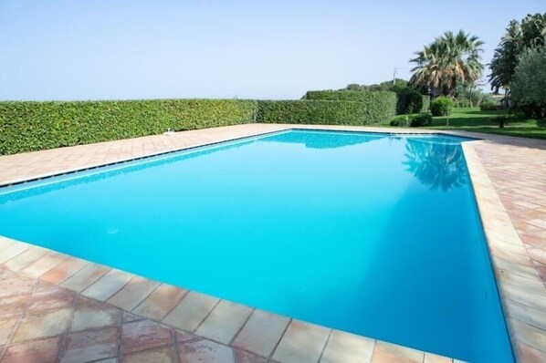 Seasonal outdoor pool, open 9:30 AM to 8:00 PM, pool umbrellas - Il Dunnè (Vittoria)