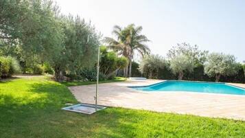 Kolam renang outdoor musiman, dengan payung kolam renang