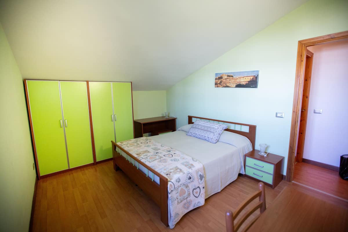 Chambre classique double | Décor unique, ameublement unique, literie fournie